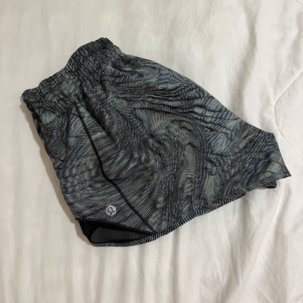 Size 6 Lululemon hotty hot shorts 2.5 inseam